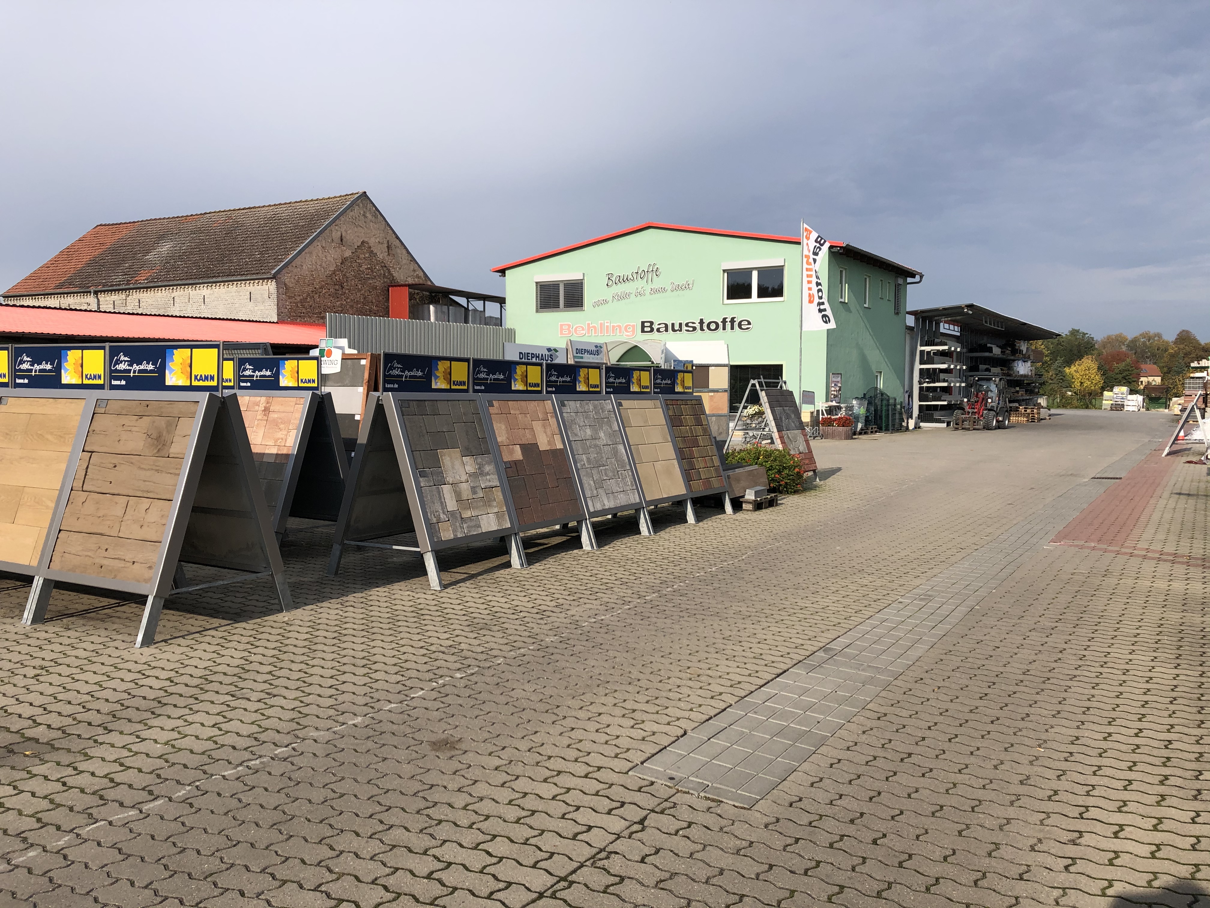 Außenaufnahme eines Baumarkts mit verschiedenen ausgestellten Bauplatten und Materialien