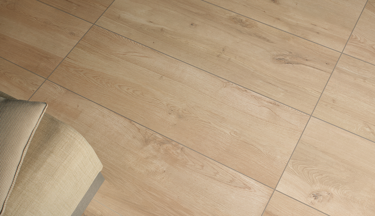 Nahaufnahme eines modernen Holzbodens mit natürlicher Holzmaserung in einem Wohnbereich